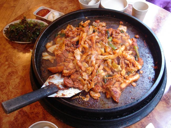 タッカルビとはキャベツやサツマイモや鶏肉などを甘辛いタレで炒めた春川名物です。<br />新大久保で食べたタッカルビは死ぬほど辛かったのですが、ここのは辛いんだけどちゃんと甘みもあって美味しかったです。<br /><br />本当はタッカルビ1人分とマッククス（そばの冷麺）も頼みたかったのに、ここはタッカルビ２人〜でした。<br />残念(*_*)