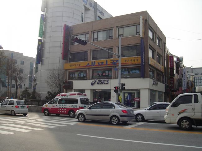 で、ロータリーのすぐ横にあるasics前で事故に遭います。でも、ユジンと待ち合わせしていた春川明洞とは逆方向なんだよね。