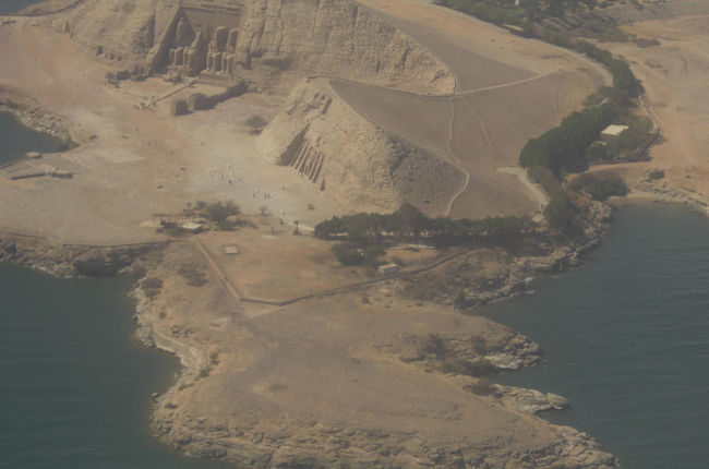 アスワンから飛行機に乗り込み、アブシンベル空港到着直前に見えたアブシンベル神殿。写真上に見えるのが大神殿。その下に見えるのが小神殿。見つけた時は大興奮！！でした。<br />左の窓側に座ると見えますよ！<br />