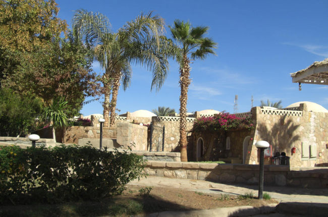 宿泊したセティ・アブシンベルホテル。コテージ風に並んでいるお部屋です。