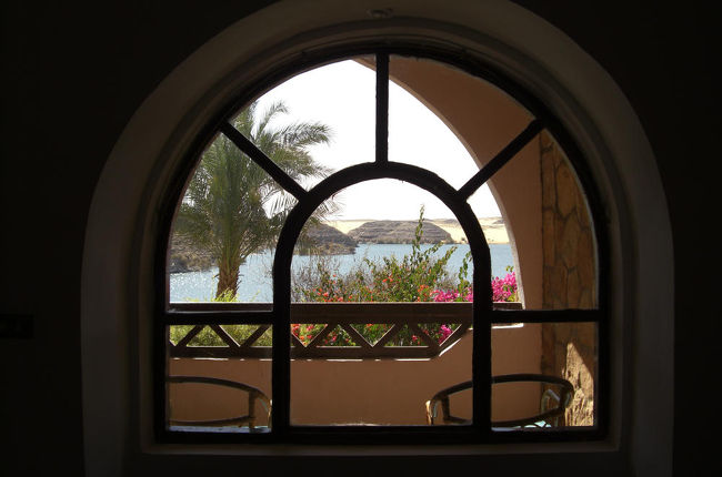 窓越しのナセル湖・・・窓もステキ！！