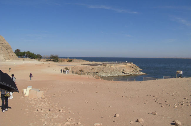 アブシンベル神殿の移築前の場所。ナセル湖の凹んでいる所から正確に分割されて、約60m上方、ナイル川から210m離れた丘に移築されたそうですよ。