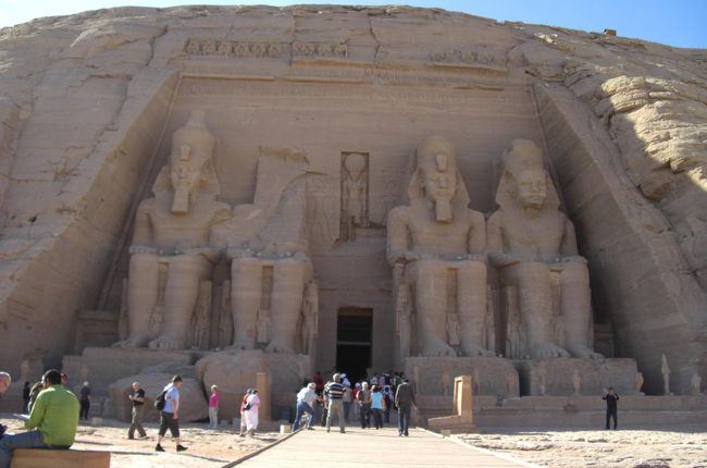 アブシンベル大神殿。<br />想像していたよりもかなり巨大でした。大神殿は高さ２１ｍのラムセス２世の座像が４体並んでいます。<br />