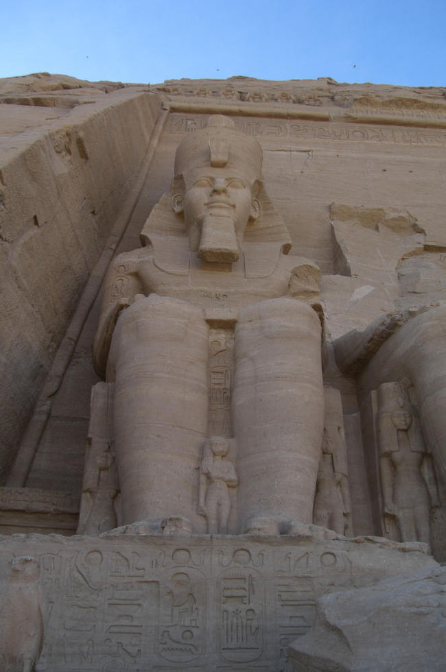 ラムセス２世像。<br />足下には彼らの子ども達が刻まれています。<br />なにしろ、ラムセス２世は100歳近くまで生き、７人の王妃と数十人の愛人との間に200人の子供がいたといわれているんです。