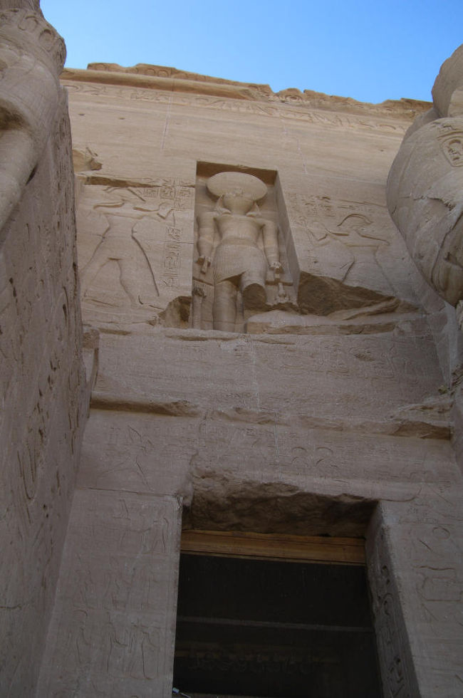 入り口正面の上にある太陽神ラー<br />