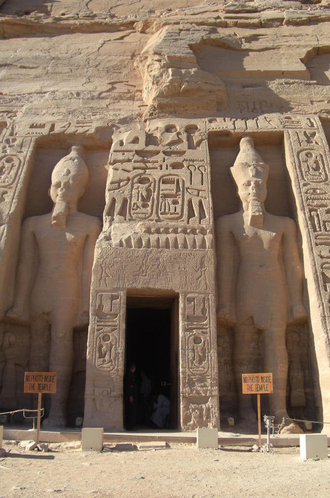 小神殿入り口。<br />ラムセス２世の立像がお出迎え。