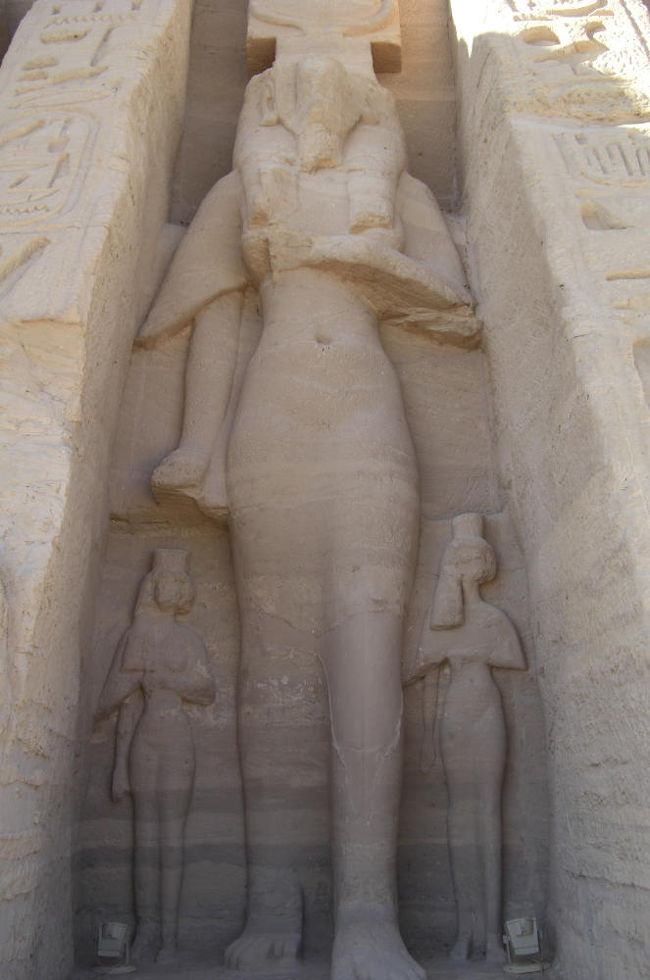 ネフェルタリ王妃像・・・足元には子供達も。<br />