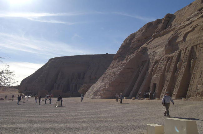 アブシンベル神殿全景。手前が小神殿・奥が大神殿。