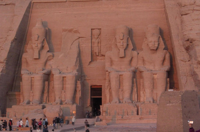 朝焼けでピンクに染まった大神殿。<br />