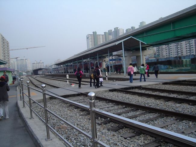 時間があれば孔之川の白い垣根を見たかったけれど<br />PM5:50南春川駅からソウルへ戻ります。<br />　<br />ソウル市内の地下鉄と違って、「遠くへ来た!!」って感じの駅です。