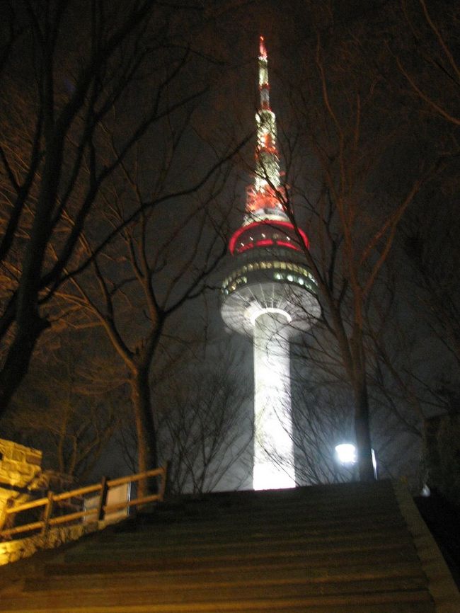 平日の夜だけど、ケーブルカーは人がいっぱいでした。<br /><br />ここでアメリカ人に日本語で「写真を撮って下さい」と話しかけられ、ついでに一緒に記念撮影。<br />