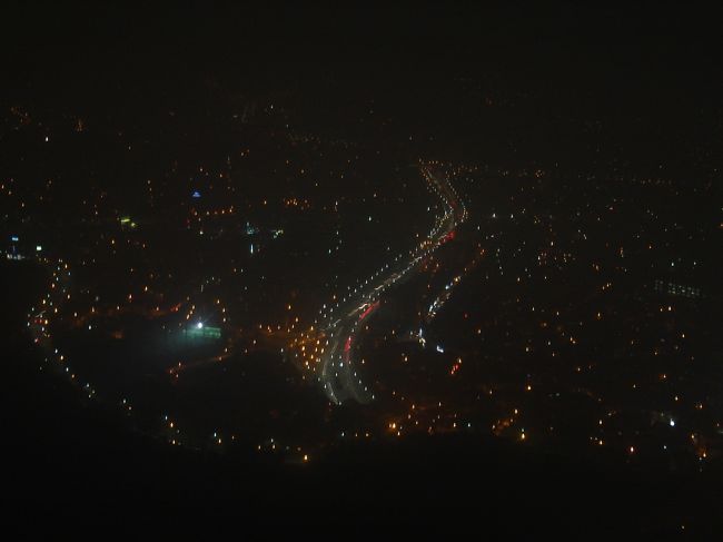 たぶん、漢江方面です。<br />窓からの景色が妙に曇っているので、ガラスが汚いのかと思ったら黄砂が影響していたみたいです。<br />