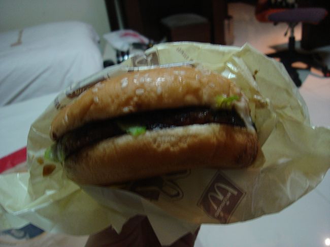 ホテルへ戻ると、もう23時。<br />今から焼肉はちょっと･･･。<br />という事で、ホテル近くのマックでプルコギバーガーを<br />持ち帰り。<br />最後の食事が尻つぼみになってしまいましたが、焼肉は次回の楽しみということで。<br />