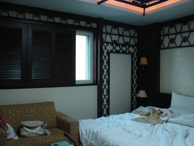 ４日目、もう帰国です。<br />旅行の時は時間が経つのが本当に早い･･･。<br /><br />今回お世話になったのは仁寺洞にある「ホテルソンビ」です。２人で３泊して２１０００円。激安!<br />コネストで予約しましたが、口コミに「元ラブホテル」とあったので、少々心配していたのですが部屋の造りは「ラブホテル」です(^_^;)<br /><br />でもトイレ・バス別、お風呂は元ラブホテルらしく無駄に広いし、寝るだけなら充分でした。