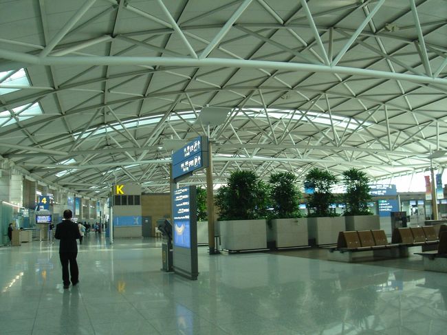 ソウル駅までタクシーで行って、バスで仁川空港へ。<br />AM11:30発の飛行機が既に１時間遅れていました。<br />まだ免税店へ行ってなかったので、ここで少しお買いもの。<br />空港内の両替所を覗いてみましたが、来た時より少しレートが高くなってました(^_^;)<br /><br />今回は前回よりも韓国語が使えて勉強になりました。<br />でも、聞き取りが難しくまだまだ勉強が必要かな･･･。<br />もっと勉強しなくては!!<br /><br />次の旅行の分の両替もしておいたし、次はいつ行こうかな〜♪<br />