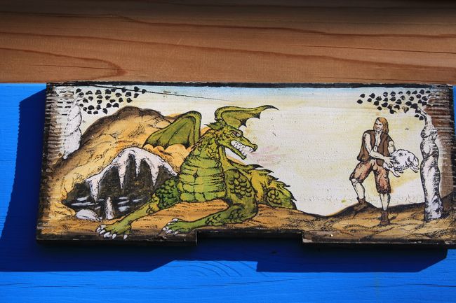 鍾乳洞の付近は公園になっており、バーベキュー広場なども併設されています<br /><br />ここでも竜を発見<br />竜の傍らの洞窟はこの鍾乳洞でしょうか<br /><br />