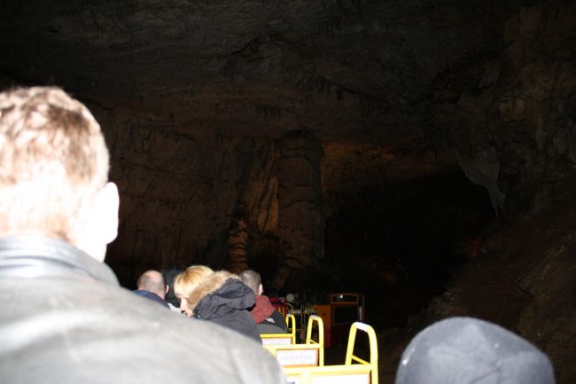 トロッコに乗りいよいよ鍾乳洞ツアーのスタート<br /><br />