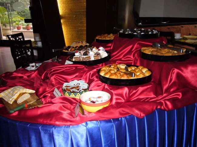 朝食はバイキング。