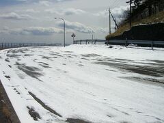 霧降高原はまだ雪が溶けていない部分があった。
スノータイヤをまだ履いていて正解。
