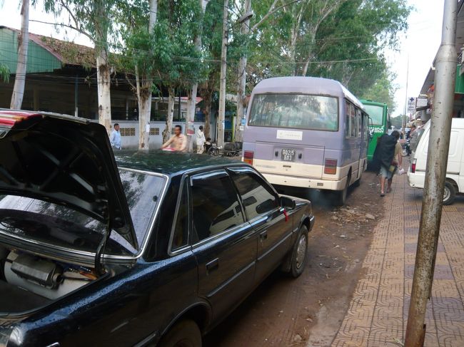 ホテルで朝食を済ませ、ロビーに7：00集合。<br /><br />混載バスと聞いていたが、止まっていたのは乗用車、<br />しかも運転手込みで４人、ラッキーと思い出発。<br /><br />５分位したところで１人追加、まーしょうがない。<br />再び走り出すと車から降ろされる。<br /><br />なんだ〜、やっぱりバスか。（|||＿|||）ガビーン