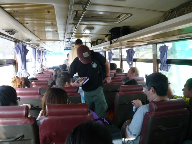 乗客が多く荷物もたくさんです。<br />出発！<br /><br />・・・・<br /><br />あれっ！もしかしてエアコン付いてないのかな？<br />・・・・・・マジっ！<br />長い道のり、どうなるのか。(;^_^A <br /><br />数分走ると２人追加、満員で座る所が無いじゃん。<br />荷物をバスの通路に置いて座る場所を確保する。<br />歩く場所は無い。歩く時は椅子の脇の金具に乗って移動していく。