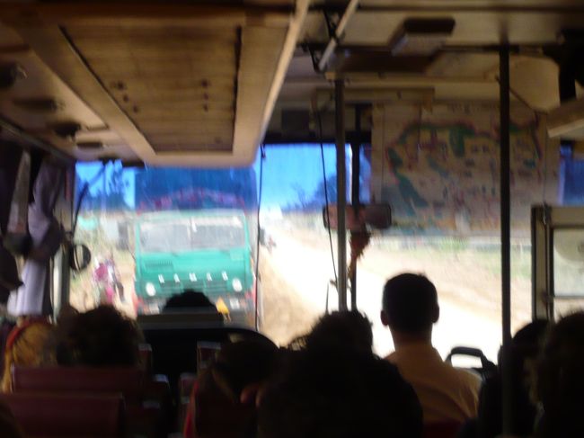 ちなみにガイドさんは立ちっぱなし。<br />一人は運転手の隣りで持ち込んだ椅子に座っている。<br /><br /><br /><br />このツアーは、なんてオシャレなんだ。