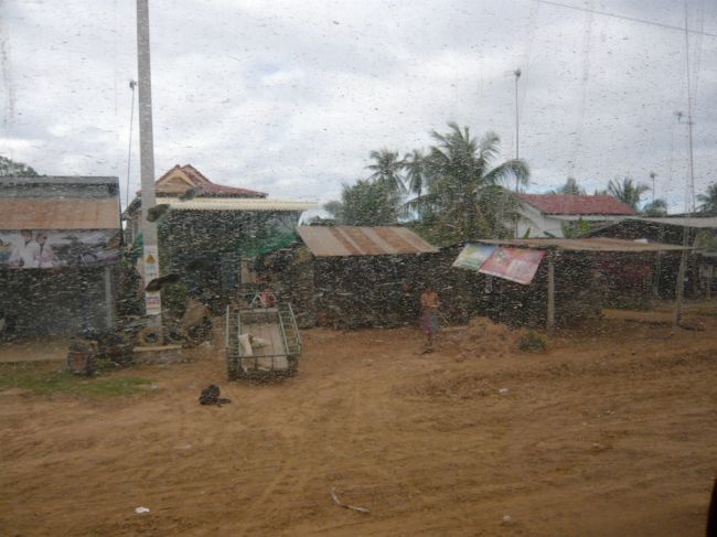 市街地を抜けると悪路です。<br /><br /><br />虫の大群のように見えますが、<br />窓が汚れてるだけです。(Ｔ＿Ｔ）<br />