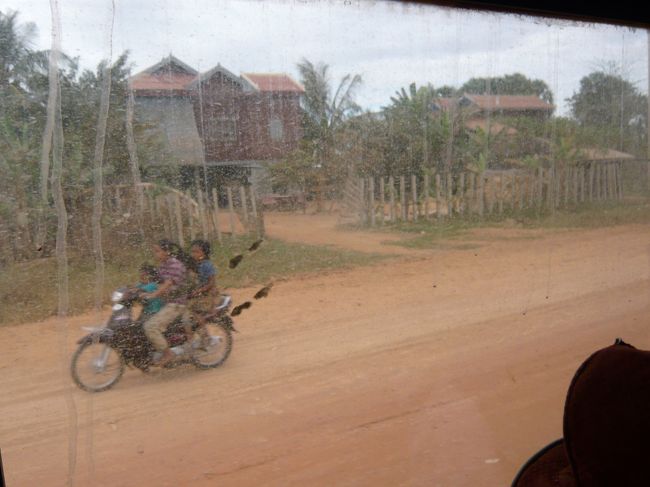 ４人乗り見ても、当たり前に見えてきた。<br /><br /><br />土埃が凄いので窓は少ししか開けられません。<br /><br />暑(熱)いぜ。(＠Д＠；　ｱｾｱｾ・・・ <br /><br />バスに乗る時、水は持っていった方が良いですよ。<br />