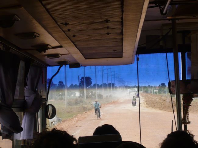 バスの１番後ろの席に座ったが、<br />時々荷物が落ちてくる。<br /><br />立った姿勢で荷物を戻そうとしたら、<br />悪路走行中なので、<br />頭を天井に思い切りぶつけた。（￣□||||！！<br /><br />おぉ〜これこそが<br />ダンシング・ダンシングの『ダンシングロード』<br /><br />ぶつけた音が凄かったのか、乗客がみんな振り返る。<br /><br />イエーイv(*'-^*)ｂぶいっ♪