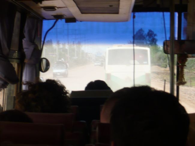 そうじゃなくて痛いよ〜。(ﾉДT)ｱｩｩ<br />ちょっとずれていたら、<br />金属フレームに頭ぶつけて流血失神してるよ。<br /><br />バスの最後尾は座らない方がいいですよ。<br /><br />『アジア最強の悪路』と言っても、<br />乾季は楽な方だと思う。<br />雨季は道路に水溜りが出来て、<br />路面がもっとボコボコになるでしょう。<br /><br /><br />前のバスに負けるな！埃巻き上げ攻撃です。