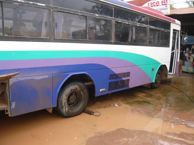 ２時間くらいして休憩です。<br /><br />バスは土埃が凄いのでエアエレメント交換です。<br />スペアはバスに積んであります。<br /><br /><br />洗車もしますが、凄い土だね。<br />車にとっても過酷です。