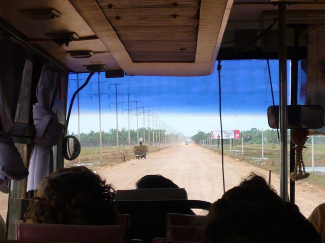 再び乗車。<br /><br />窓閉めてても、隙間から土埃が入ってくる。<br />頭やシャツが埃まみれになっています。<br /><br />でも、なんか楽しい。<br />少しハイになってるのか？