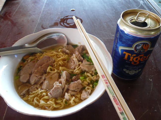 １時間位して再び休憩。<br /><br />またかよ。（・３・）ﾌﾞｰ<br /><br />今度は昼食です。<br /><br />行き帰りに寄る休憩所は、<br />バス会社と提携してるので値段が高いです。<br /><br />ラーメンとビール注文した。<br />（確か５ドルくらい）<br /><br />って思いっきりインスタントじゃん。(--)ﾑ!
