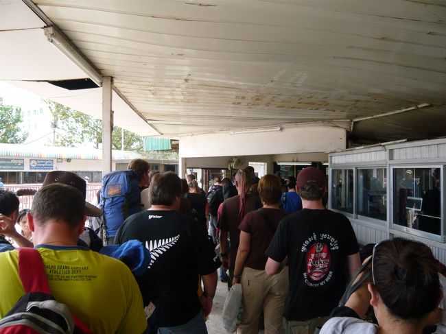 なんとか無事？？に国境にきました。<br /><br />ポイペトのイミグレです。<br /><br />２０分くらい並んだかな。