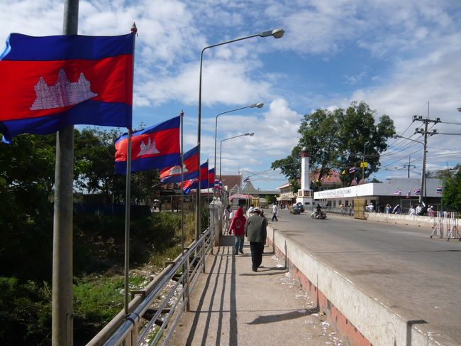 次は、タイ再入国です。<br /><br />ここでは３０分くらい掛かりました。<br /><br />　　はぁ〜しんど！<br /><br />全員が国境抜けるのに、<br />１時間２０分くらいは掛かったです。