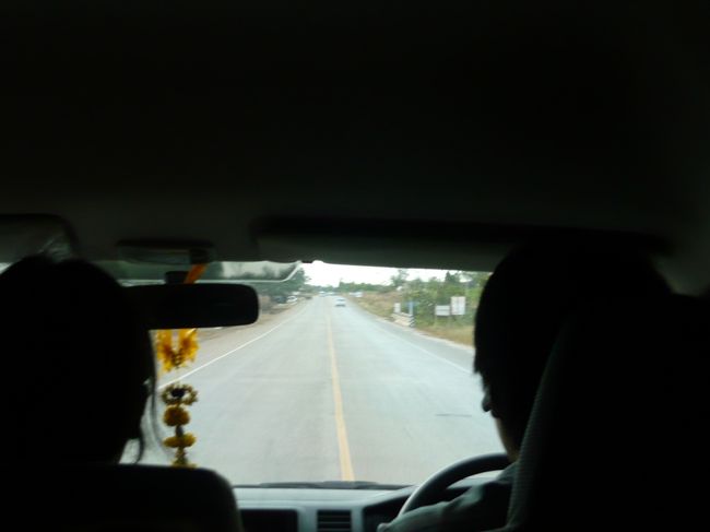 離れた場所で、大型バス１台とワゴン２台に分乗してバンコクに向う。<br /><br />バス待機場所近くに有料トイレあります。<br /><br />自分はワゴンに乗りました。<br />（距離があるから、バスだと３０分位は到着が遅れると思われる）<br /><br />カンボジアの悪路とは違い、スイスイっと。