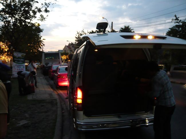 バンコク・カオサンには18：20くらいに到着。<br /><br />とりあえず、今日の深夜便で日本に帰るので、<br />ほっ！一安心です。(⌒∇⌒)<br /><br />エアポートバスＡＥ２の切符売場へ、<br />21：10発の切符購入。