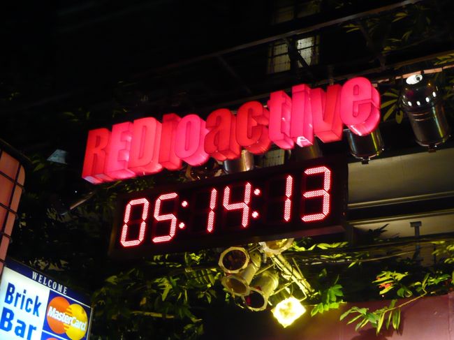 空港バスに乗るまで３時間くらいあるので、<br />荷物預けるのとシャワー浴びたいので、<br />カオサン通りの安宿を借りようと思ってたが、<br />結局、今回の現地ツアーでずっと一緒だったＭさんのホテルで、荷物を置かせて貰いシャワーも使わせていただきました。<br /><br />Ｍさん、ありがとうございました。<br /><br /><br />写真は、大晦日カウントダウンです。<br /><br />なんか、こんな時に帰るなんて複雑な気持ち。