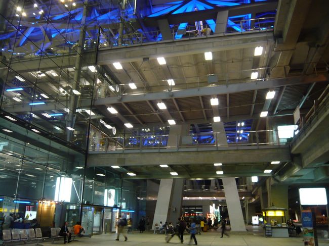 ＡＥ２バスで空港に22：00くらいに着く。<br /><br />トイレで日本用の服に着替えます。<br />今頃、日本は年越しだな。トイレの中かよ、<br />しかもお隣りさんはリバース中だし(Ｔ＿Ｔ）<br /><br />チェックインがスンナリだったので、時間を持て余す。<br /><br />チェッ！次のバスでよかったな。<br /><br />23：55発の飛行機に乗る。深夜なのですぐ寝ました。<br />（どうせ映画も行きと変わってないだろうと思って）