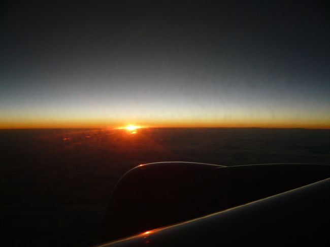 普段は通路側に座るが、<br />今回は窓側しか空いてなかった。<br /><br /><br /><br />　　　ちょー嬉しいぜ。(*^-ﾟ)vｨｪｨ♪<br /><br /><br /><br /><br />（朝日に興味無いとか言ってたくせに・・・）