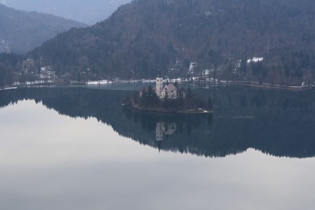 湖に浮かぶ聖マリア教会<br /><br />この日はあいにくの曇り空<br />夏はすごく良い景色なんだろなあ