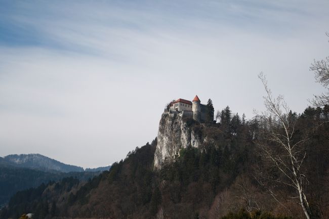 遠くから見ると改めて断崖絶壁具合がわかります<br />まさに絵の中のお城のよう･･･