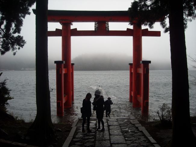 ３月下旬なのに…寒い！！<br />ここは、箱根神社の鳥居です。<br />芦ノ湖沿いで見晴らしがいいのですが、晴れていればよかった。。