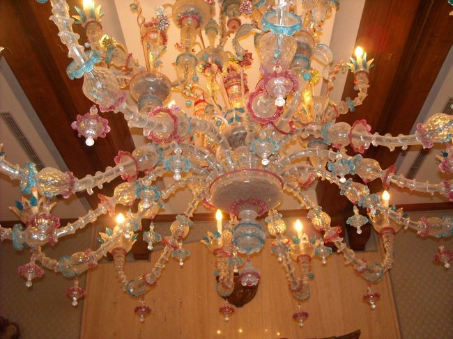 館内のシャンデリアのようなもの。<br />ここでは、無料で仮装ができるんです。<br />結構仮装している人が多くて、私たちも便乗しちゃいました。。