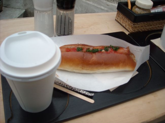 ホットドッグとカプチーノ二つあわせても800円はしませんでした。<br />ここで２時間はまったりしてました。