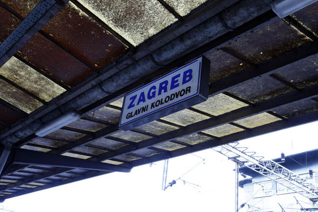 ザグレブ中央駅。<br />9:00発のウィラッハ行でレスツェ・ブレッドに向かう。<br />列車で国境越え。