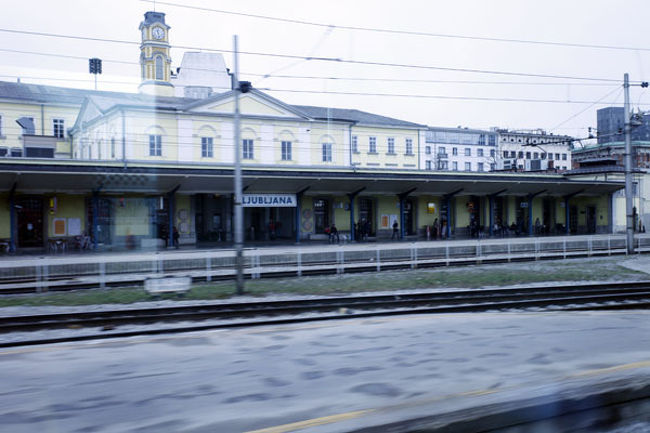車窓から。<br />リュブリャナ駅です。