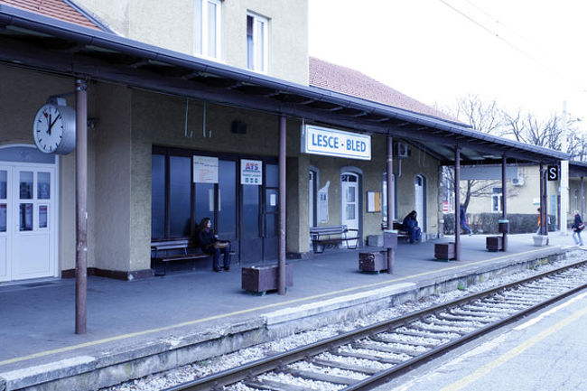 レスツェ・ブレッド駅。