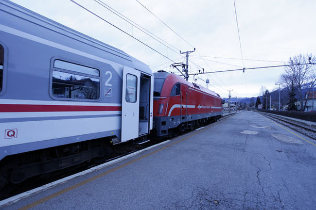 北上する列車を見送る。
