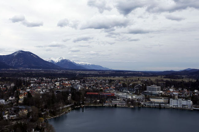 ブレッドの街。<br />背後はユリアン・アルプス。<br />雪の色彩がとてもきれい。